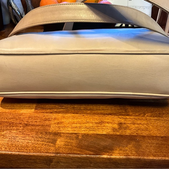 CHANEL Beautiful Quilted Vintage Tote Chain-Leather straps Tan Gold Bag Charm - Picture 13 of 13